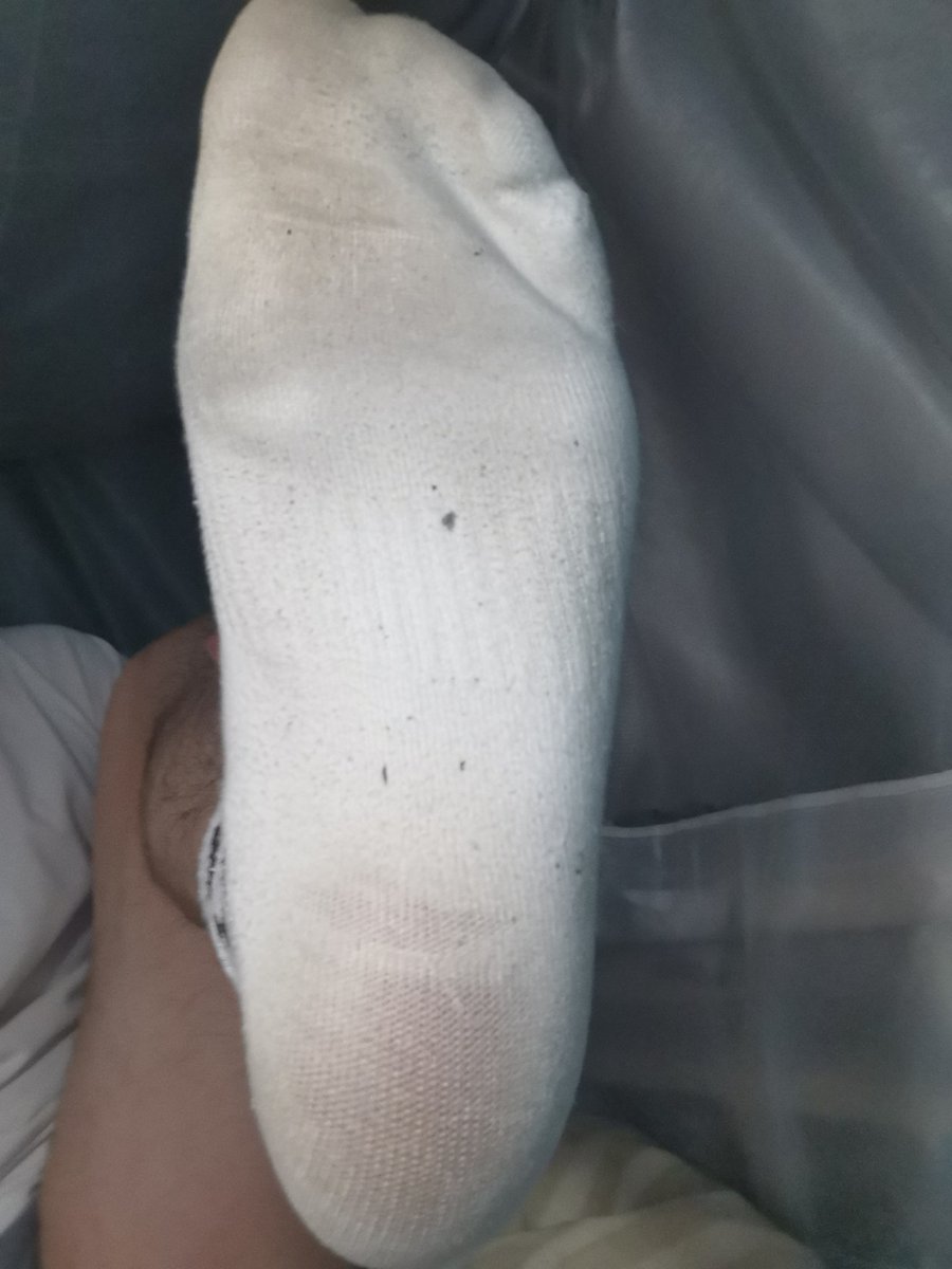 不喜欢白色袜子，所以我只有一双。感觉白色特别容易脏，但是脏的没有性张力。不知道为什么这双白袜明明只穿了三天，味道比两周的黑袜还糯香。