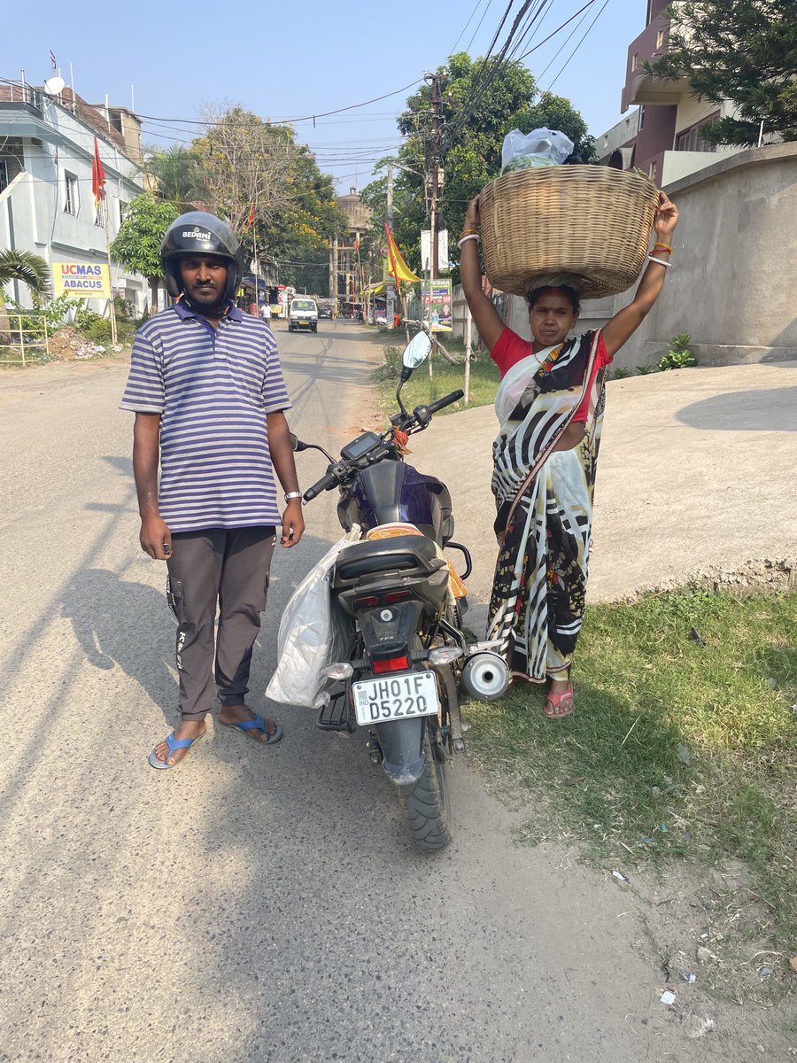 bhushan_gyan's tweet photo. Shining example of coop & coord in @family -many come to sell vegetables in our locality in #Bariatu #Ranchi #Jharkhand - most rather all of them are ladies except this couple- it is inspiring to see them helping each other with a smile in a professional way @entrepreneurship https://t.co/pe369Htvgi
