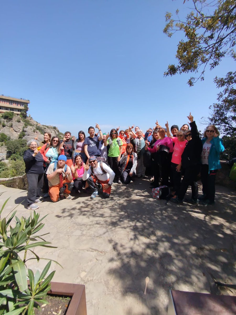 Gemitabaneres's tweet photo. L’altre dia vam pujar a Montserrat amb el telefèric: una experiència màgica amb vistes espectaculars.Des del monestir, vam fer una ruta de 5 km envoltats de natura i bona companyia. Gràcies a totes les persones participants per l’energia i el compromís.
#muntanya #inclusiu https://t.co/c5VvVCRgyR