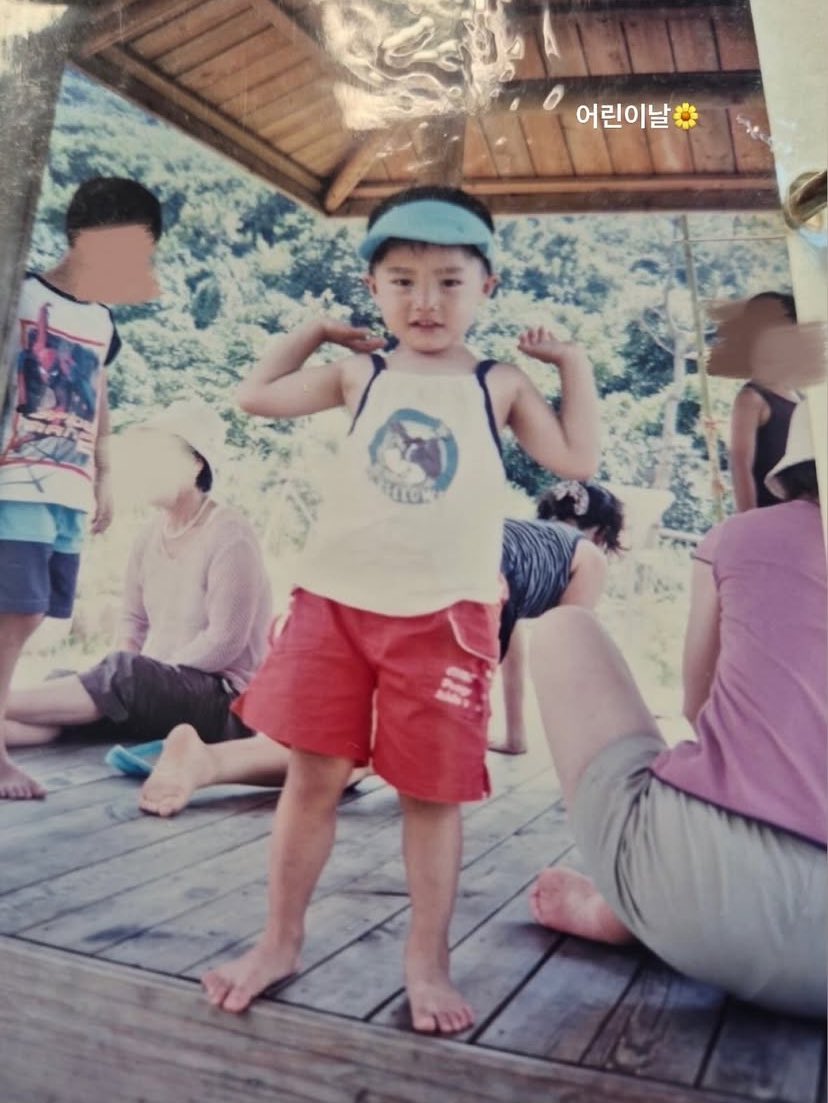 spearhyunnie's tweet photo. jeongin instagram story update: "children's day 🌼" https://t.co/JLugVNRBut