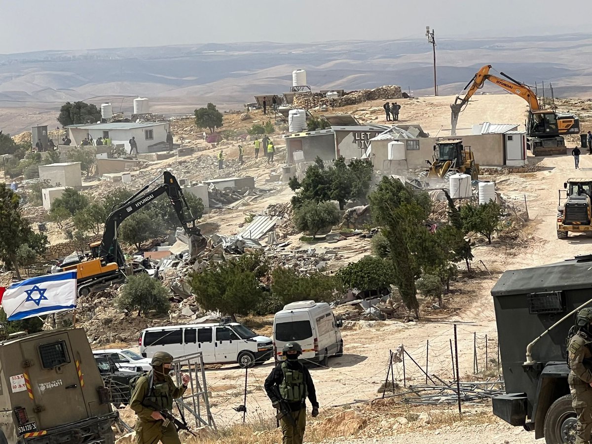 HurainiSami's tweet image. Ethnic cleansing os happening now in Khallat Al Dabea3 village in Masafer Yatta , most of the houses of the community are demolished, water wells sheep barns and Israeli occupation forces are still going on with demolition operations #savemasaferyattta