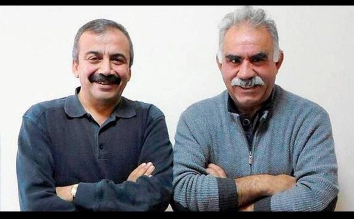 Üzüntüsüyle içimizi titreten kızı babasını her şey için arıyormuş. Aşık oldum, uyku tutmadı, kedim öldü demek için. Ne güzel! 

Peki, Sırrı Bey’in “manevi babam” dediği Apo’nun ve PKK’nın katlettiği gencecik insanlar neler konuşabildi babalarıyla? 

Yüksekova’da tuzaklanan yolda