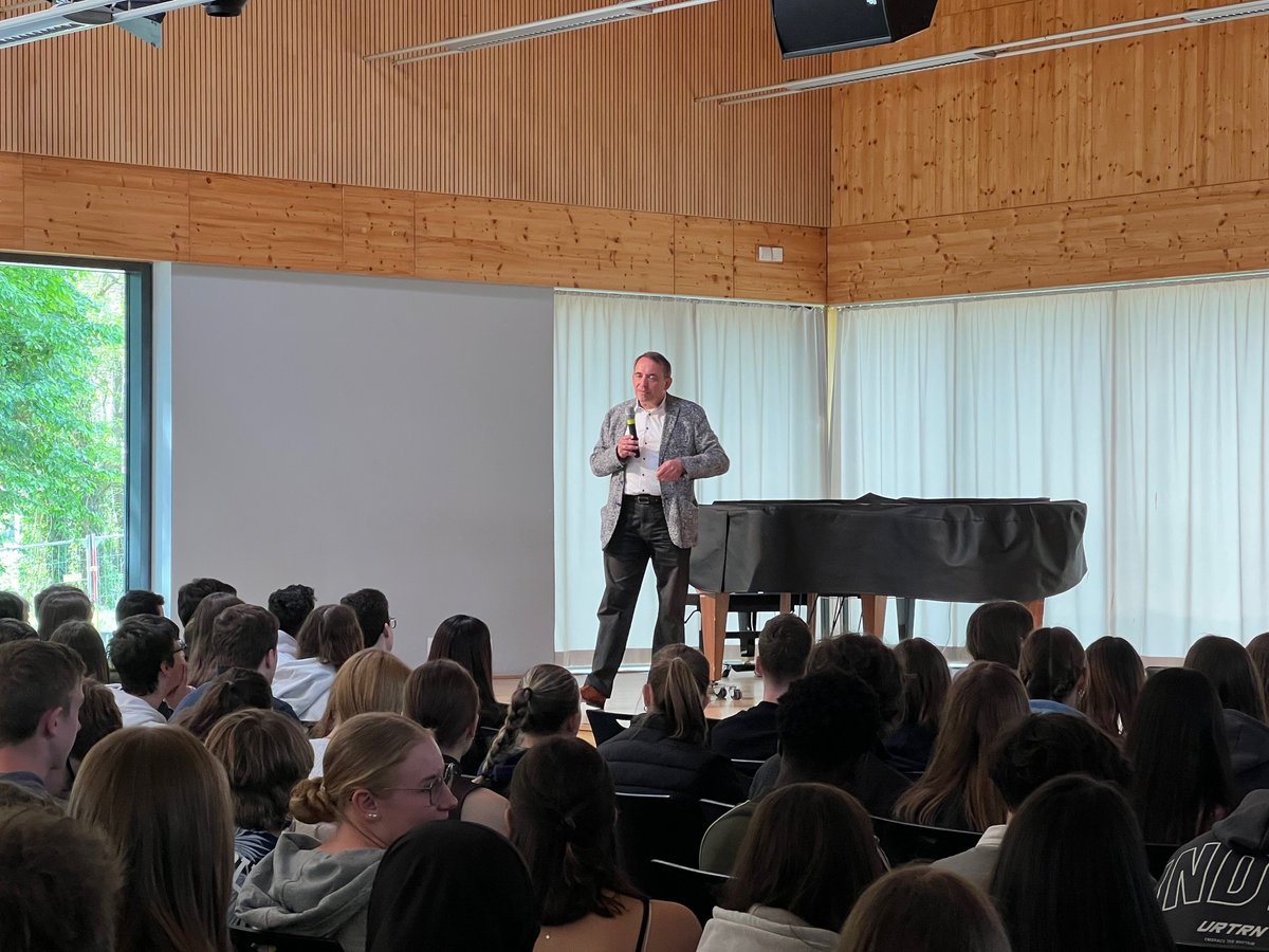 Fast 75 Jahre alt - und gefragter denn je: Das ist die Europäische Union.💪#Finanzminister #Lorz war zum EU-Projekttag am Alten Kurfürstlichen Gymnasium in #Bensheim zu Gast, um mit den Schülerinnen und Schülern u.a. über die Zukunft der #EU zu diskutieren. <a href="/HEBerlinEuropa/">Hessen in Berlin und Europa</a>