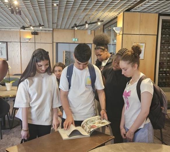 albertdemun's tweet image. 🎓 Dans le cadre de leur parcours d’#orientation, les élèves du collège Philippe Auguste de Gonesse ont découvert des #formations d’excellence au lycée Albert de Mun !

Une expérience enrichissante pour ces jeunes en pleine réflexion sur leur avenir scolaire et professionnel.