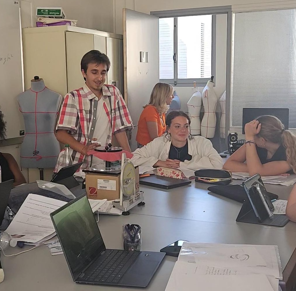 albertdemun's tweet image. 🎓 Dans le cadre de leur parcours d’#orientation, les élèves du collège Philippe Auguste de Gonesse ont découvert des #formations d’excellence au lycée Albert de Mun !

Une expérience enrichissante pour ces jeunes en pleine réflexion sur leur avenir scolaire et professionnel.