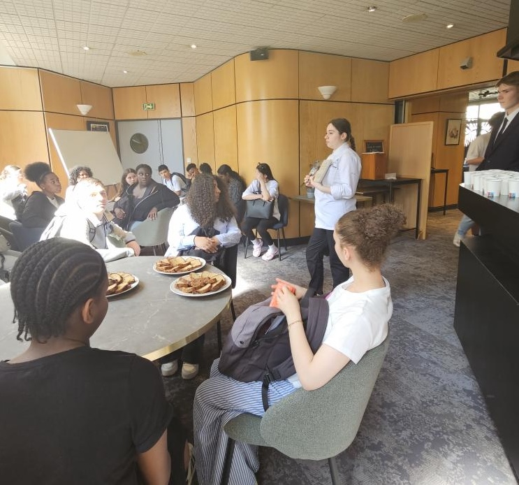 albertdemun's tweet image. 🎓 Dans le cadre de leur parcours d’#orientation, les élèves du collège Philippe Auguste de Gonesse ont découvert des #formations d’excellence au lycée Albert de Mun !

Une expérience enrichissante pour ces jeunes en pleine réflexion sur leur avenir scolaire et professionnel.