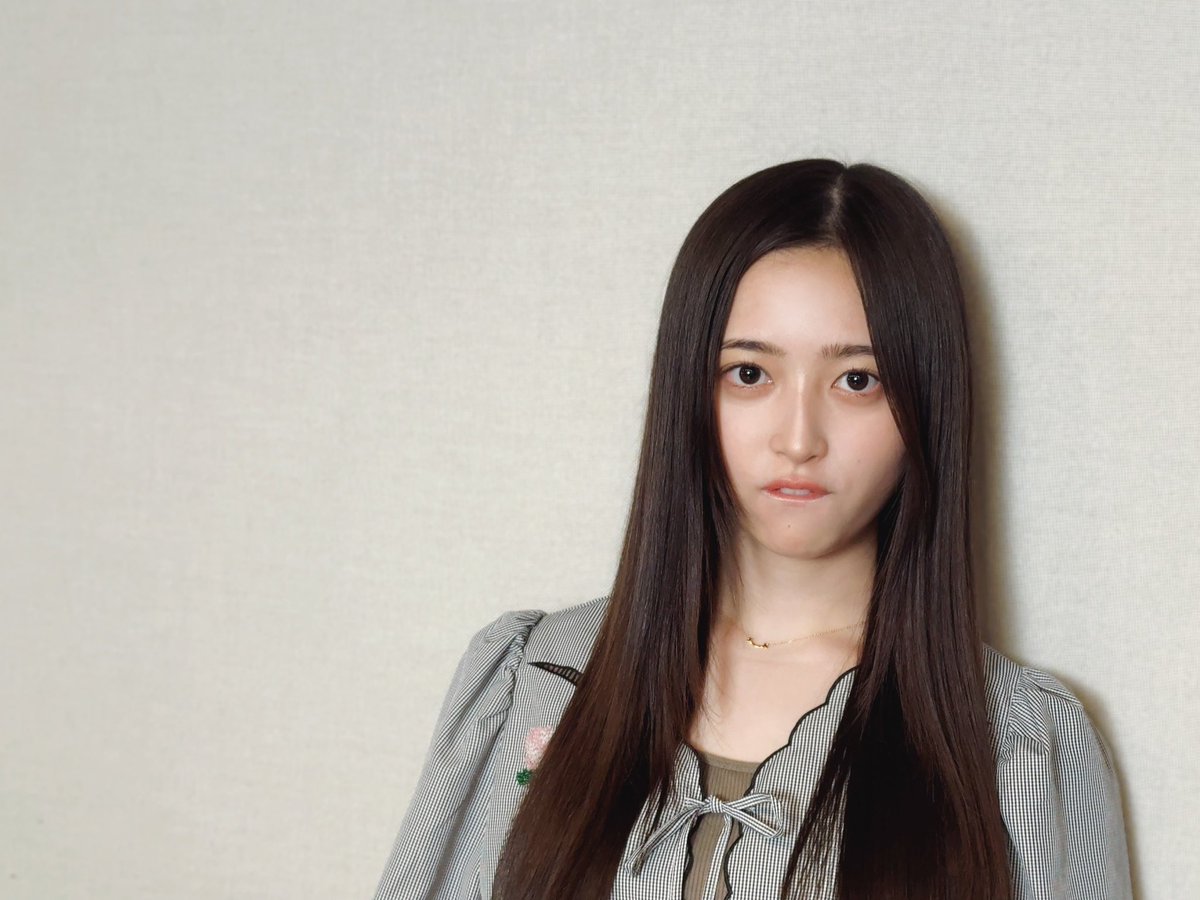 nogizaka46's tweet photo. 本日5月5日(月)22:15頃〜、TOKYO FM「SCHOOL OF LOCK!（ARTIST LOCKS!「#乃木坂LOCKS!」）」に、#井上和 が出演します🐱

皆さま、今月も4日間よろしくお願いいたします☺️

#スクールオブロック
#乃木坂46

5月5日といえば…のポーズ🍠🎉
(先日久しぶりに逢えて、嬉しそうにずっとくっついてました🫶)

https://t.co/X1MXAoUQwG