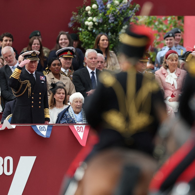 RoyalFamily's tweet photo. We remember and pay tribute to all those who served during World War II.

The King, The Queen, and other Members of the Royal Family, joined extraordinary veterans (@RoyalBritishLegion) on the Queen Victoria Memorial to observe military units processing down The Mall. 

#VEDay80