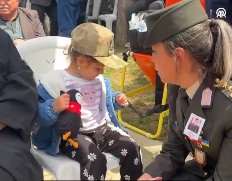 Cumhuriyet ve onun sadık evlatları can vermeye devam ediyor. Özge yurtta yetimler keskinleşmiş yüreklerini uyutuyor, gözlerinin yaşını silen yok. 
<a href="/fatiheryilmaz0/">Fatih Eryılmaz</a> 
<a href="/temadankara/">TEMAD Genel Başkanlığı</a> 
<a href="/TEMUD_2024/">TEMUD Türkiye Emekli Uzman Erbaşlar Derneği</a> 
<a href="/TesudMerkez/">TESUD Genel Merkez</a>