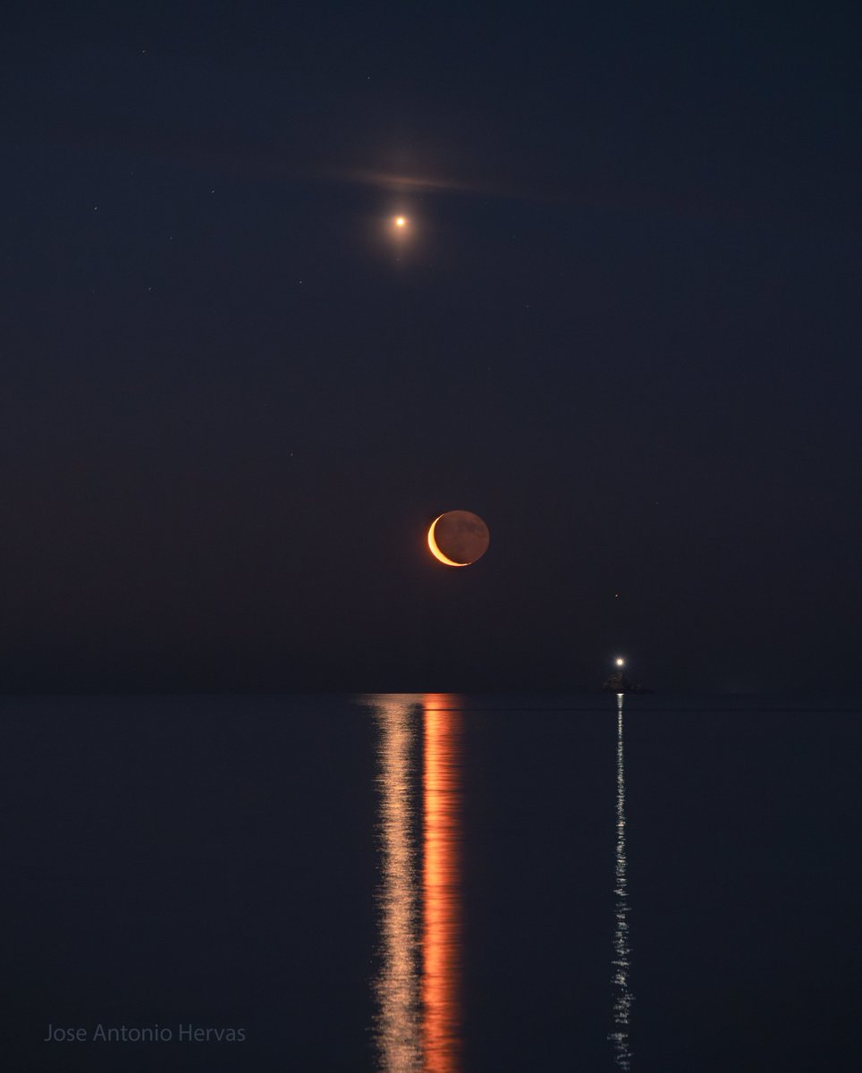 ¿Qué causa esas líneas en el reflejo? Los objetos en el cielo a veces aparecen como líneas sobre el agua, pero ¿por qué? Cuando la superficie del agua es lisa, los objetos reflejados se ven de forma similar: punteados. Pero si el agua está agitada, el reflejo proviene de varios