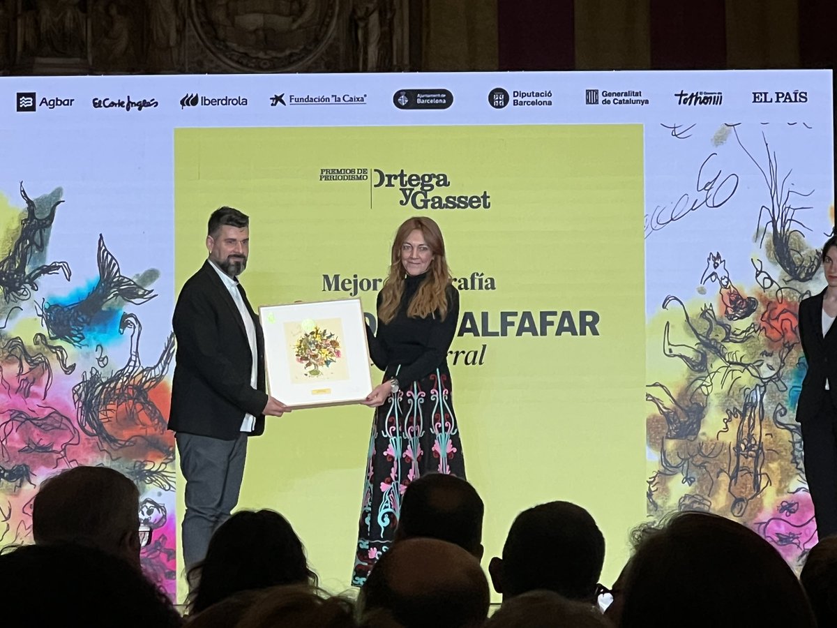 El fotoperiodista de <a href="/el_pais/">EL PAÍS</a> <a href="/corralfoto/">Óscar Corral</a> recibe el galardón en la categoría de Mejor Fotografía por Bomberos de Alfafar, tomada tras la dana de Valencia: "Quiero agradecer a todos los vecinos que durante mi tiempo allí me hicieron la vida más fácil".

#PremiosOrtegayGasset