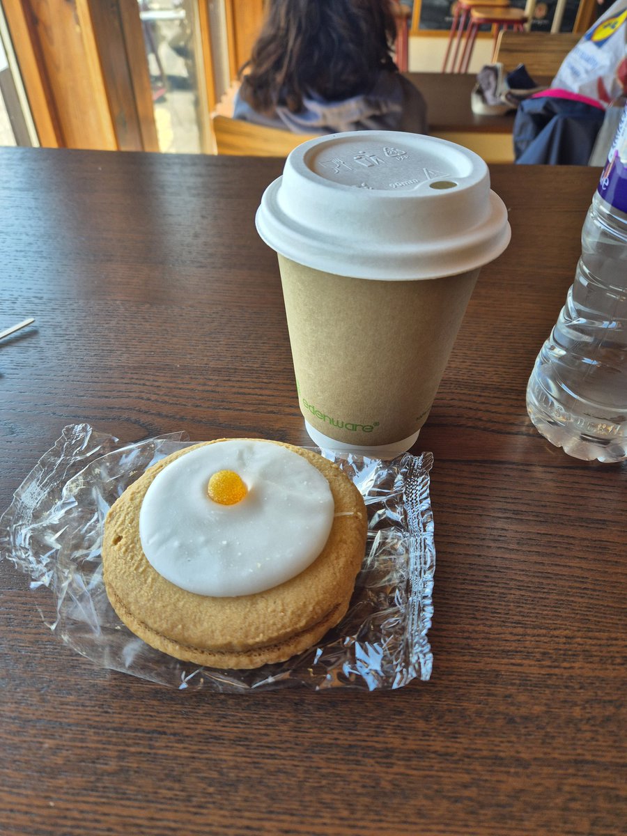 johnbaker305's tweet photo. Wee local walk with coffee and a biscuit  halfway  round . #BankHolidayMonday #castlesemple https://t.co/a9FWQmlSQi