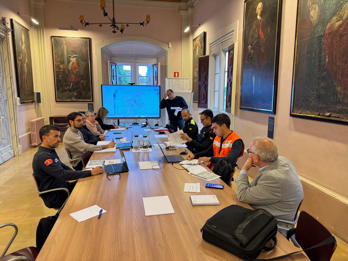 ✅ #Cervera es prepara per actuar en cas d'incendis a l'estiu.

📝 La Paeria de Cervera i el Servei de Protecció Civil del Consell Comarcal de la Segarra han organitzat un simulacre de despatx per posar a prova el Pla d’Emergències Municipal per incendis.