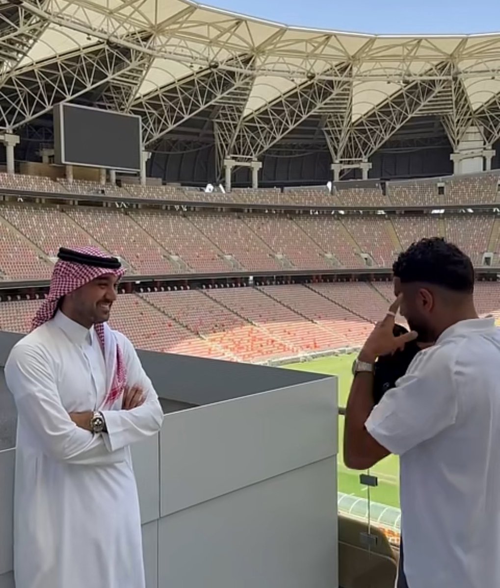 🚨🚨🚨🚨🚨🚨🚨🚨🚨

وزير الرياضة مع رياض محرز في ملعب الانماء ❤️🇸🇦