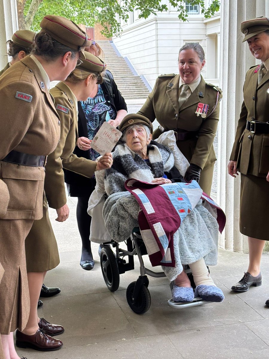 Before the the Parade today, FANY SOE veteran, Barbara Bunce - aged 101 - met with the FANYs taking part. Barbara served in England as a wireless telegrapher receiving messages from SOE agents deployed in the field. 
fany.org.uk/News/ve-80-day…