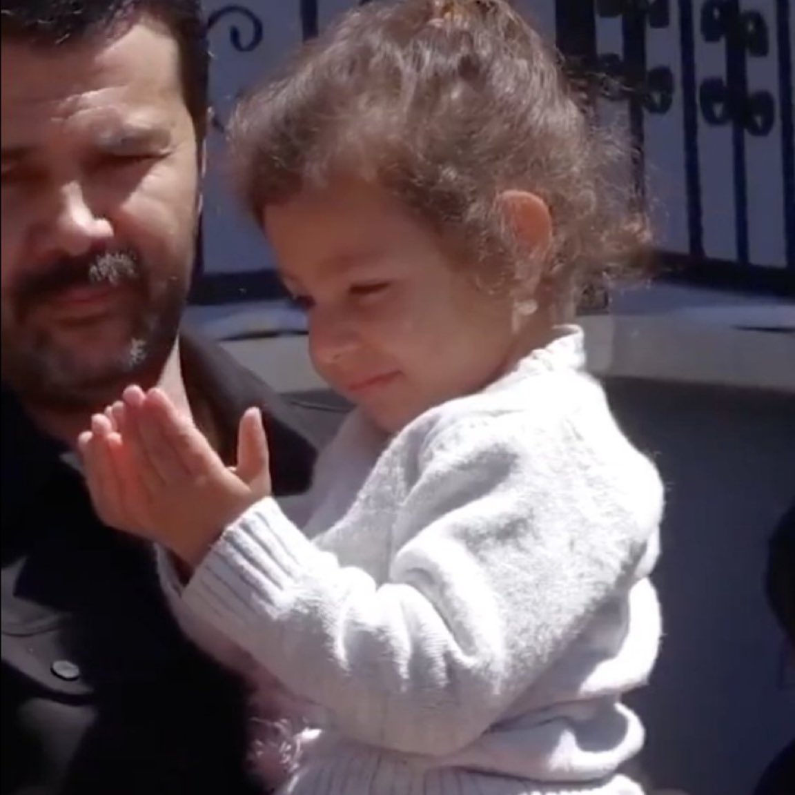 🗣️Tezcan Temelkuran:

“4 yaşındaki Alya, dün şehit babasını oyuncağıyla toprağa verdi. Duydunuz mu? 

O da babasını kaybetti. O da kız çocuğu…
İnsanlık bahsi açmayın!”