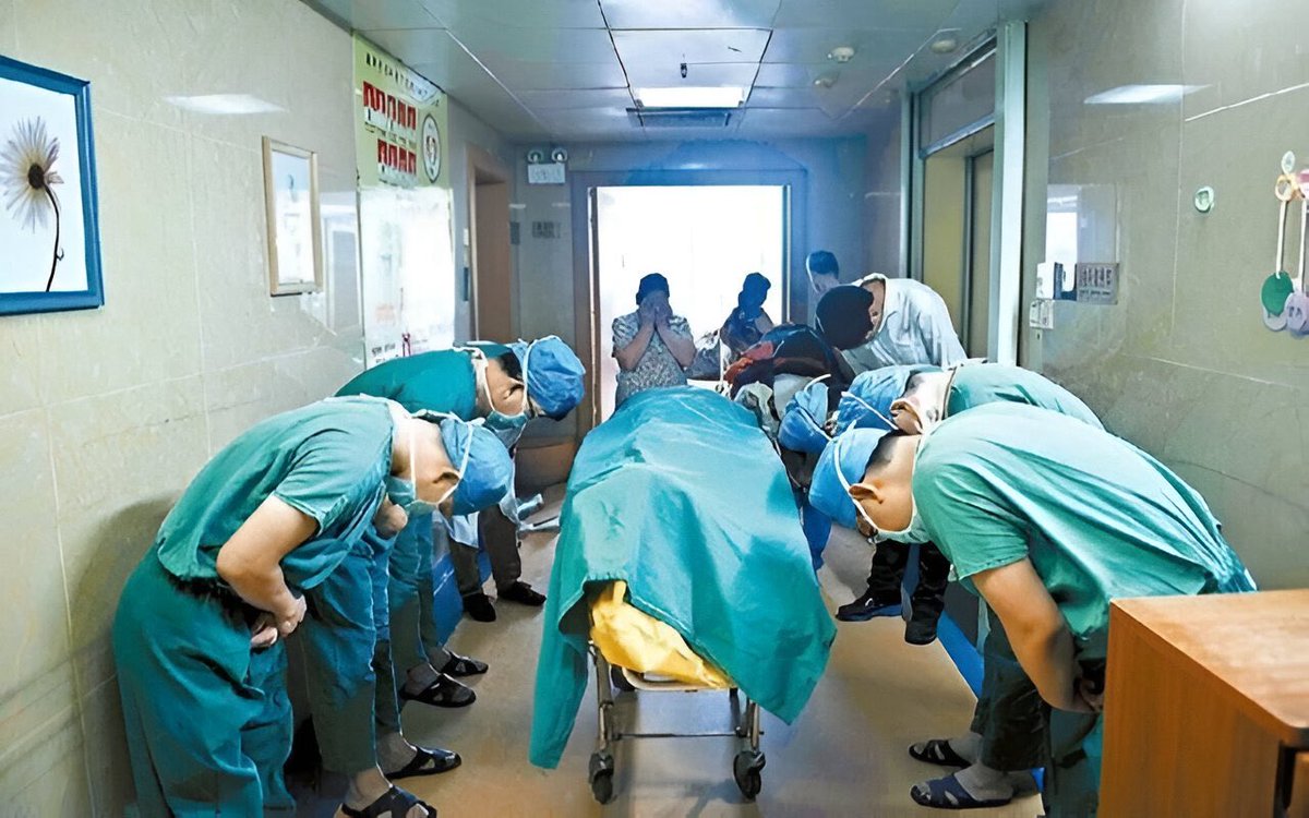 GossipRoomOff's tweet photo. 🚨 Ces médecins chinois se prosternent devant un garçon de 11 ans, décédé d’une tumeur cérébrale, qui a sauvé plusieurs vies en faisant don de ses organes.

En 2014, Liang Yaoyi, originaire de Shenzhen, a exprimé le souhait de donner ses organes pour aider les autres. Après son décès, les médecins ont honoré sa décision en s’inclinant devant lui, un geste rare et solennel en Chine.

Un acte de courage et de générosité qui continue d’inspirer. 🙏🇨🇳 (via RMC)