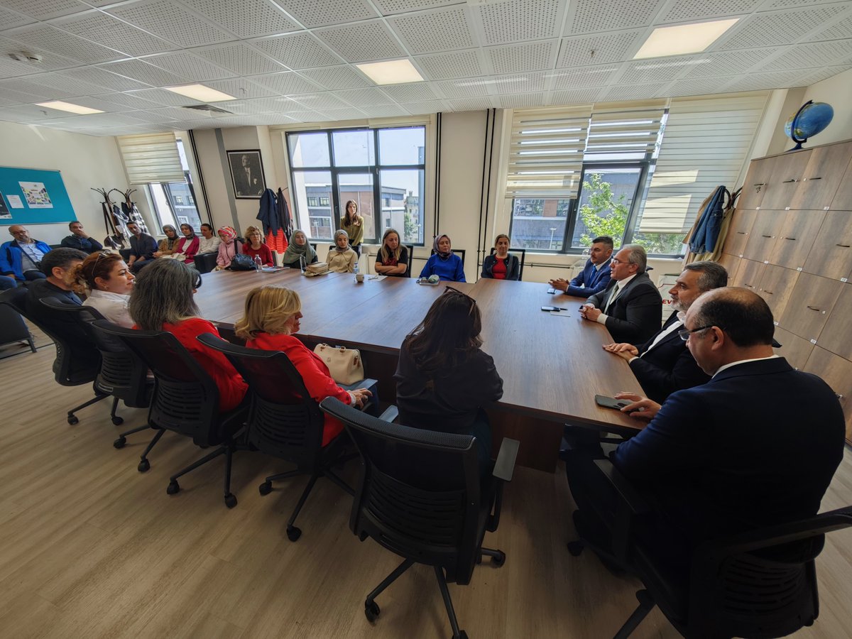 İl Millî Eğitim Müdürümüz Dr. Ahmet Alireisoğlu, Demirtaşpaşa MTAL özelinde yürütülecek iş birliği çalışmalarını görüşmek üzere MÜSİAD Bursa Şubesi Başkanı Alparslan Şenocak ve sektör temsilcileriyle bir araya geldi. 

Görüşme sonrası yönetici, öğretmen ve öğrencilerimizle bir