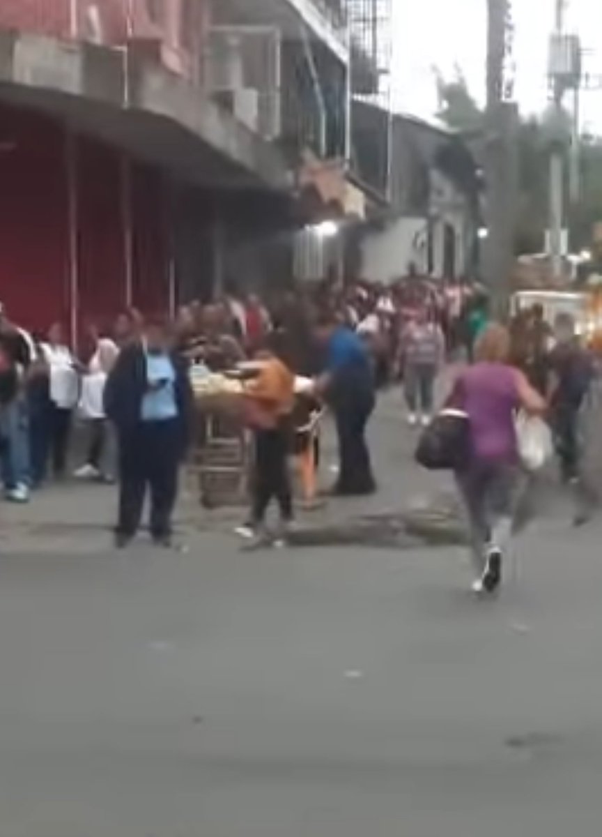 EnLaMiraNoti_SV's tweet photo. #TraficoSV l  Así la parada de buses de la 101-B en el centro de San Salvador https://t.co/9RZuTt4tRO
