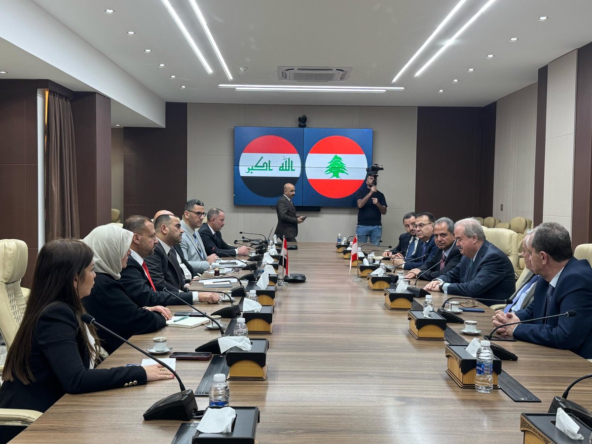 صورة  من الاجتماع ظهر اليوم مع وزير الكهرباء في العراق بحثنا معه سبل التعاون في مجال الكهرباء بين العراق ولبنان وإفساح المجال للقطاع الخاص اللبناني المشاركة في مشاريع الكهرباء والطاقة الشمسية في العراق مستفيداً من امكانية التسديد عبر حساب البنك المركزي  العراقي في مصرف لبنان