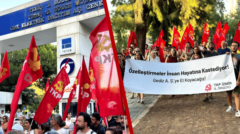 denizkarakusu's tweet photo. aydem elektrik'i izmir'de sokak ortasında elektrik akımına kapılıp yaşamını yitiren iki yurttaştan da hatırlarsınız. kamudan aldığı ihalelerle halkın sırtından geçinip, elektrik dağıtımından milyarlar kazandıkları yetmiyormuş gibi iki yurttaşı da ihmalleriyle katletmişlerdi. https://t.co/1TiF2P08X5