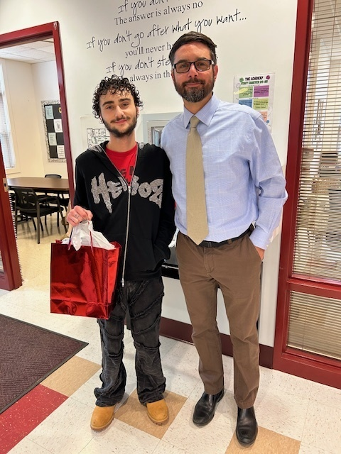 TheAcademy_MPS's tweet photo. Sincere was the recipient of the History award courtesy of the Milford Historical Society for outstanding History student! https://t.co/4ZlZLSLQa7