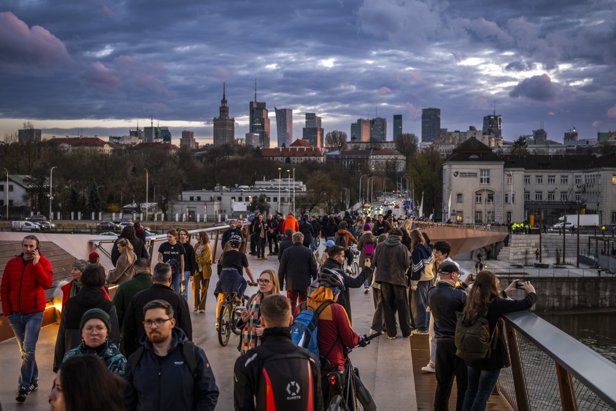 To, że most pieszo-rowerowy jest chętnie odwiedzany przez mieszkańców Warszawy i turystów widać gołym okiem.

W majówkę nie było inaczej - tylko przez 4 dni naliczyliśmy na moście aż 5⃣5⃣ 0⃣0⃣0⃣ osób.

WOW!

#NoweCentrumWarszawy
