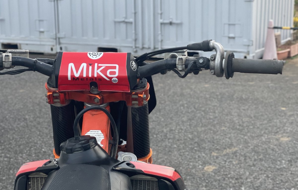kk20010114's tweet image. 今年も『アシタプランニングMX』様に、Mika Metalsをサポートして頂くことなりました！

スポット参戦の自分に、サポートして下さって本当にありがとうございます🙇‍♂️

ハンドルは勿論カラー豊富なグリップ、バーパットもあるので、自分のデカールに合った物を選べるのも良い所ですね！

購入はこちら↓