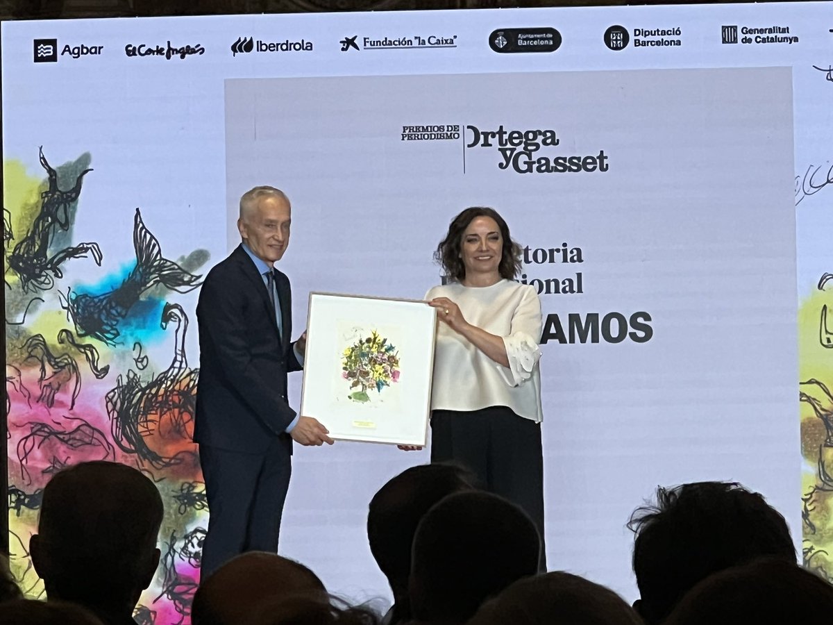 PRISA's tweet image. El periodista @jorgeramosnews es galardonado por su trayectoria profesional: "Este premio nos hace sentir a los periodistas que no estamos tan solos, y lo necesitamos en este momento".
#PremiosOrtegayGasset