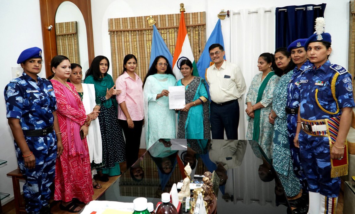 शहीदों के परिवारों के प्रति कृतज्ञता व्यक्त करते हुए @91Bn RCWA #RAF द्वारा HDFC बैंक के सहयोग से मानवीय पहल के तहत उनके परिजनों को रोज़गार हेतु नियुक्ति पत्र प्रदान किए गए। यह कदम शहीद कार्मिकों के बलिदान के प्रति हमारी विनम्र श्रद्धांजलि है। #SaluteToMartyrs #crpfindia.