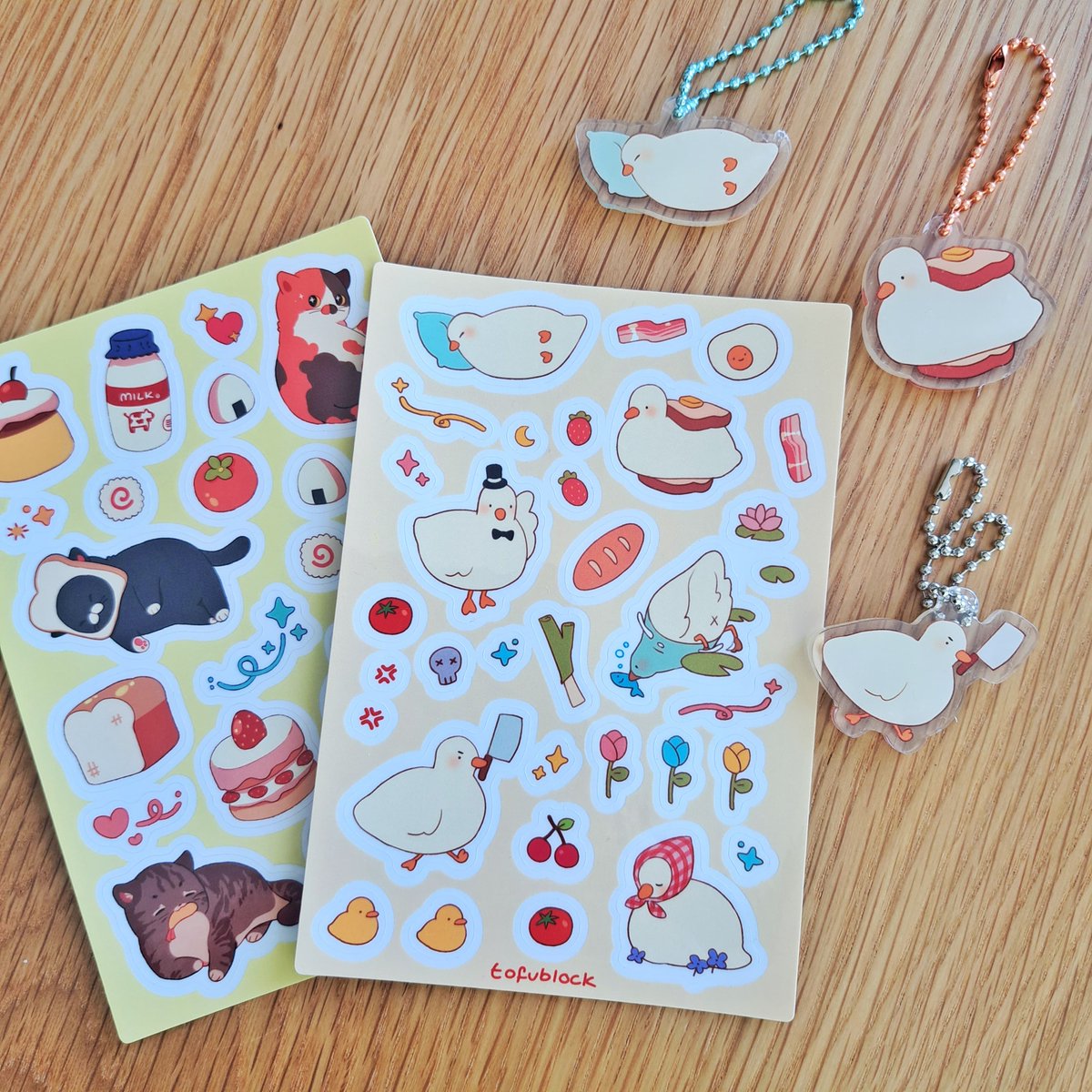 tofublock's tweet image. Another great round of new merch items to try with @VograceCharms 🍓 I'm obsessed with the plushie buttons, i can't stop touching them! Their service never dissapoints😍 I'll be bringing these items with me to future cons!