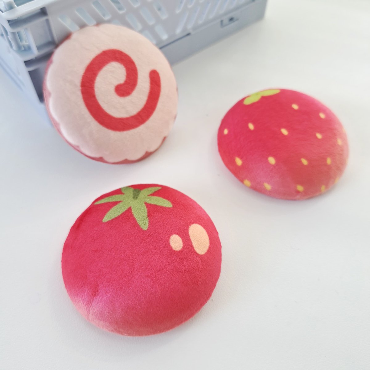 tofublock's tweet image. Another great round of new merch items to try with @VograceCharms 🍓 I'm obsessed with the plushie buttons, i can't stop touching them! Their service never dissapoints😍 I'll be bringing these items with me to future cons!