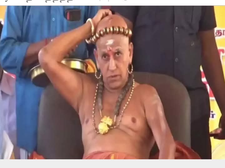 இன்று காலை 
ஒரு பறவை என் மேல்
எச்சமிட்டு விட்டது
அது என்மீதான தாக்குதல் என்பதில்
எந்த சந்தேகமும் இல்லை

"எச்சமிட்டது
தாடியும் குல்லாவும் வைத்த
பறவையா?"  என்று கேட்டார்கள்

"இல்லை 
அது சாவர்க்கர் ஏறிவந்த
புல் புல் பறவை" என்றேன்

5.5.2025
காலை 10.12
மனுஷ்ய புத்திரன்