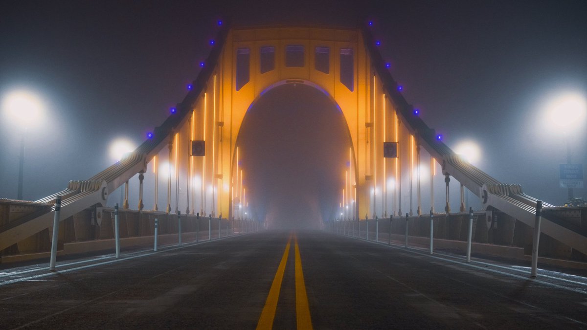 jake_mysliwczyk's tweet image. The Clemente Bridge disappears into the fog on a calm Monday morning in #Pittsburgh.