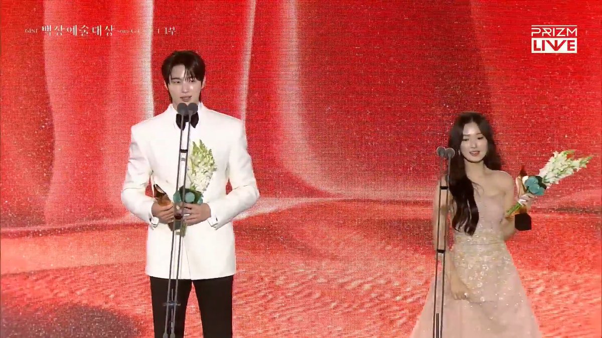 lifelivebreath's tweet photo. Congrats Kim Hyeyoon and Byeon Wooseok for winning the popularity awards💙💛🏆💐✨

#KimHyeYoon #ByeonWooSeok
#ByeonWooSeok_BAA2025 
#KimHyeYoonXBaeksang2025 
#BaeksangArtAwards2025
#LovelyRunner

 https://t.co/TVeA8T6lo5 https://t.co/sSBtTj5L19