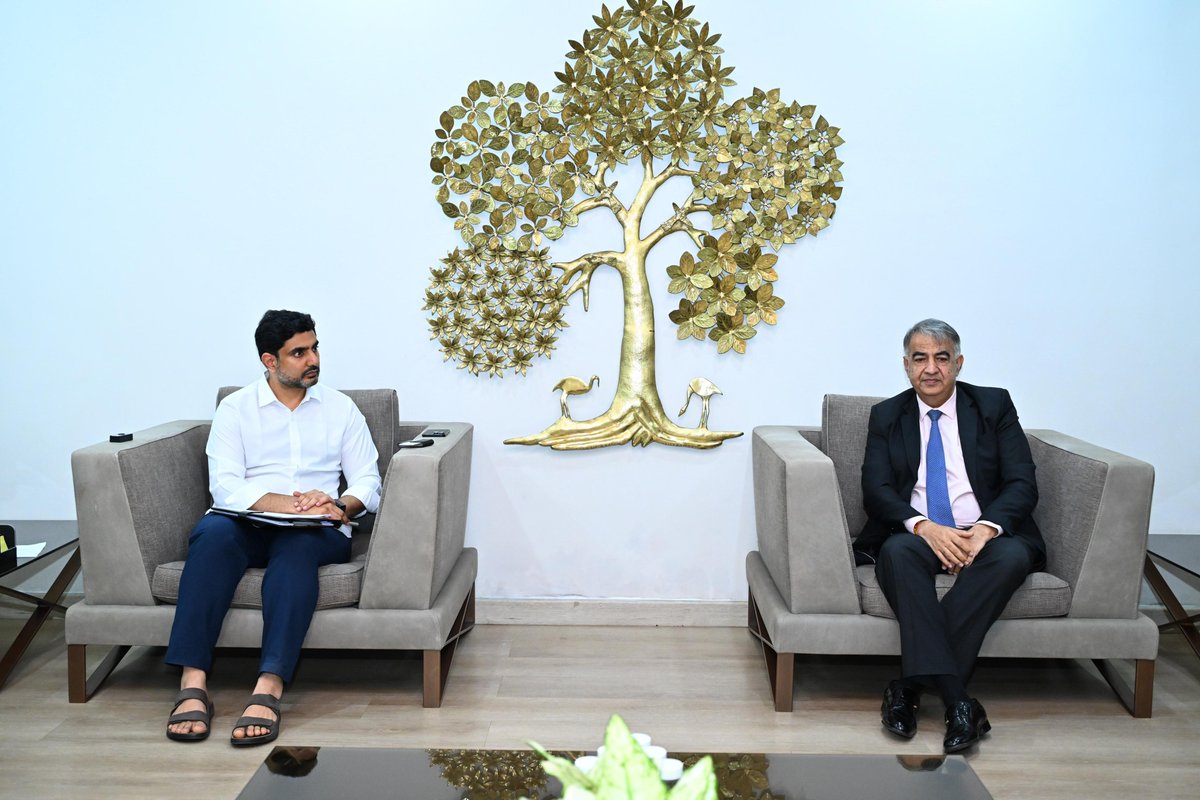 naralokesh's tweet photo. ఏపీలో అభివృద్ధి చెందుతున్న ఐటి పరిశ్రమ అవసరాలకు అనుగుణంగా అడ్వాన్స్ డ్ టెక్నాలజీస్ లో యువతకు శిక్షణ ఇచ్చి, వర్క్ ఫోర్స్ ను సిద్ధం చేయడానికి ప్రఖ్యాత సంస్థ @Oracle  తో ఏపీఎస్ఎస్ డీసీ కీలక ఒప్పందం చేసుకోవడం జరిగింది. ఈ ఒప్పందం ద్వారా యువతకు ఒరాకిల్ యూనివర్సిటీ లెర్నింగ్ సబ్ స్క్రిప్షన్ కంటెంట్ ఉచితంగా లభిస్తుంది. మహిళలు, ఆర్థికంగా వెనుకబడిన వర్గాల యువతలో ఒరాకిల్ క్లౌడ్ నైపుణ్యాల కోసం చేయూత అందించడమే ఈ ఒప్పందం ముఖ్యోద్దేశం. మూడేళ్లలో మొత్తం 4లక్షలమందికి ఒరాకిల్ మై లెర్న్ డిజిటల్ ప్లాట్ ఫాం ద్వారా శిక్షణ అందించడం జరుగుతుంది.