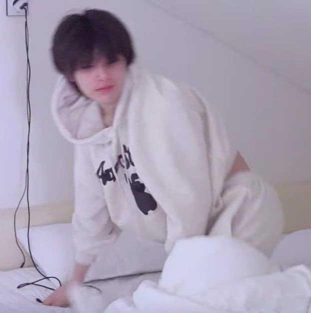 옆에 충전기 있어서 그런가..
잘때 본인 스스로 충전기 꼽고
일어나면 스스로 충전기 뽑는 안드로이드 같달까..