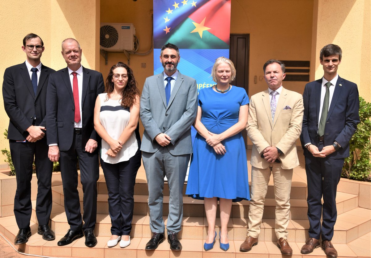 Montée de drapeaux et coupure de gâteau pour marquer le 75e anniversaire de la Déclaration #Schuman

Cette cérémonie constitue le lancement des activités de la Journée de l'Europe au #BurkinaFaso🇧🇫

#TeamEurope