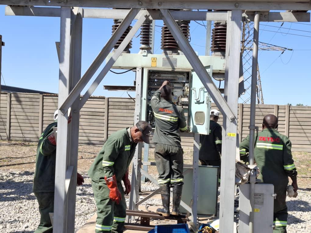 AsterXe_dex's tweet photo. Our teams at Highfield substation working on the necessary repairs and replacements to bring power back to Willowvale, Beatrice, Workington, Glen Norah, and surrounding areas.
#HighfieldSubstationFire
#PowerRestorationUpdate https://t.co/V69q8A8j5Z