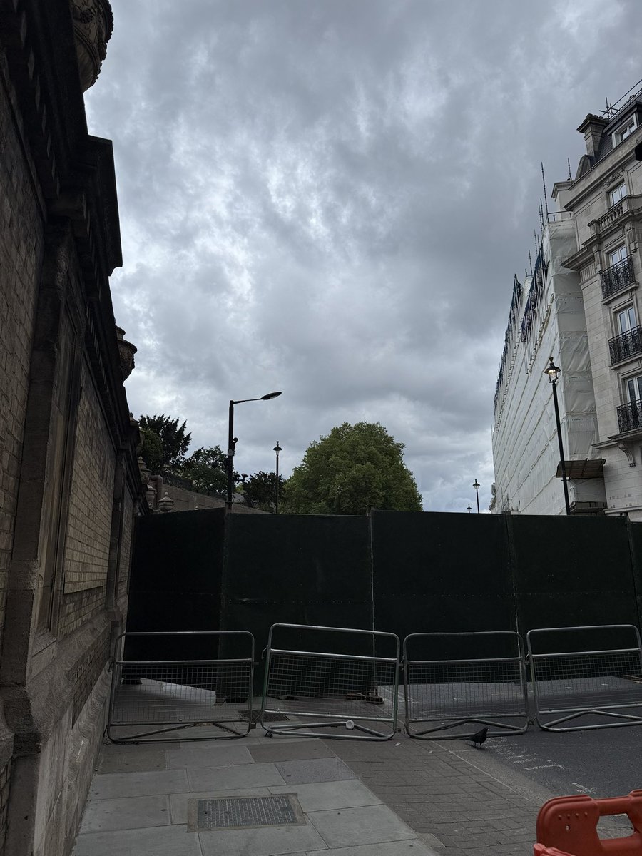 Tim (still totally unremarkable) tweet media