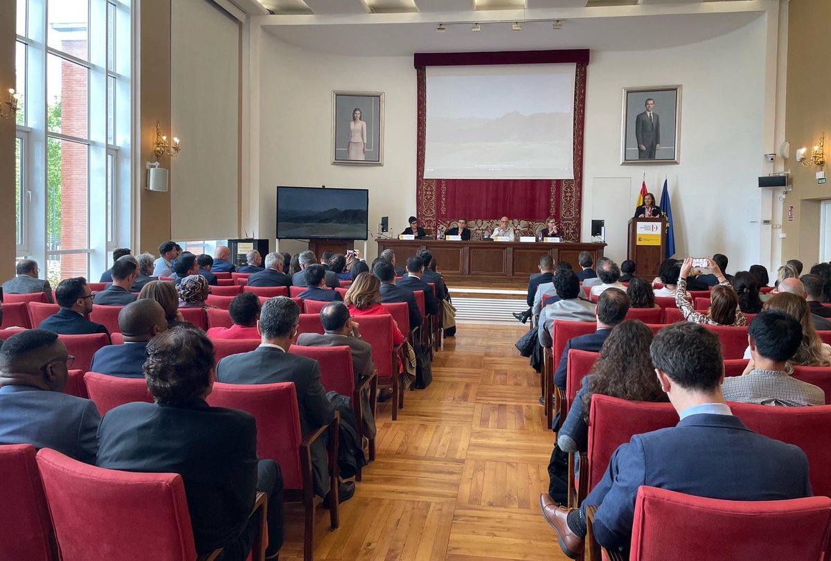 Hoy en <a href="/esc_espana/">Escuela Diplomática</a>, expertos sobre financiación del desarrollo han compartido una reflexión académica sobre los temas de la Conferencia #FfD4 como inversión, deuda, fiscalidad e innovación

La SECI @eva_granados inauguró esta mesa redonda organizada por <a href="/MAECgob/">Ministerio de Asuntos Exteriores, UE y Cooperación</a>

#RoadToSevilla