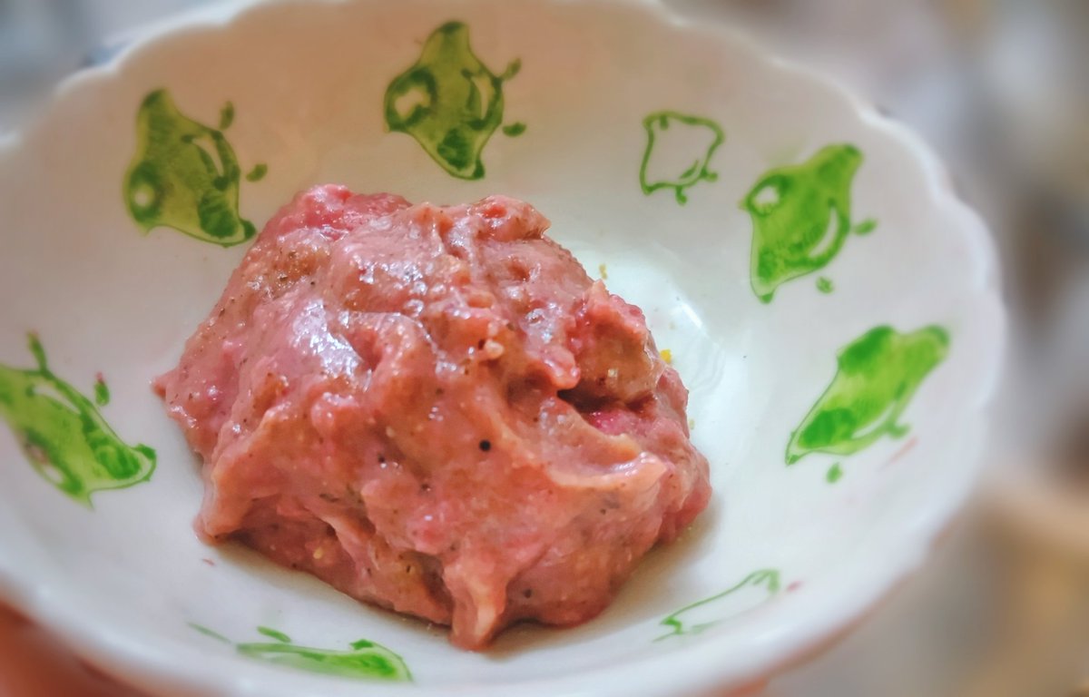 _maromama_'s tweet photo. 🐩今日の手作り夜ご飯🐩
朝はボーンブロス葛湯だけなのと野菜あんま好きじゃないので2回にわけて 𓌉◯𓇋
①鶏刺しに自家製米こうじ甘酒、ビーツ、パセリ、長芋、セロリの野菜ペーストとサプリ🎀
②鶏刺しレアハンバーグとブリ、皮なしローストアーモンドかけて😁さぁめしあがれ〜🐶
#トイプードル https://t.co/MGHqRoM0uV