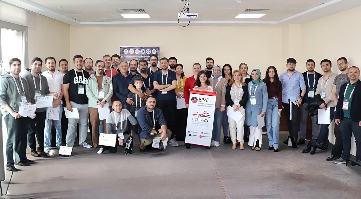 Kritik Hastada Yatakbaşı Ultrasonografi Kursumuz Kırşehir Eğitim ve Araştırma Hastanesi'nde yapıldı. #atuder #epat #acil #aciltıp #US #ultrasonografi <a href="/BoraATUokm/">Bora Cekmen</a> @atis_emre <a href="/bsrbldk/">Büşra Bildik</a>