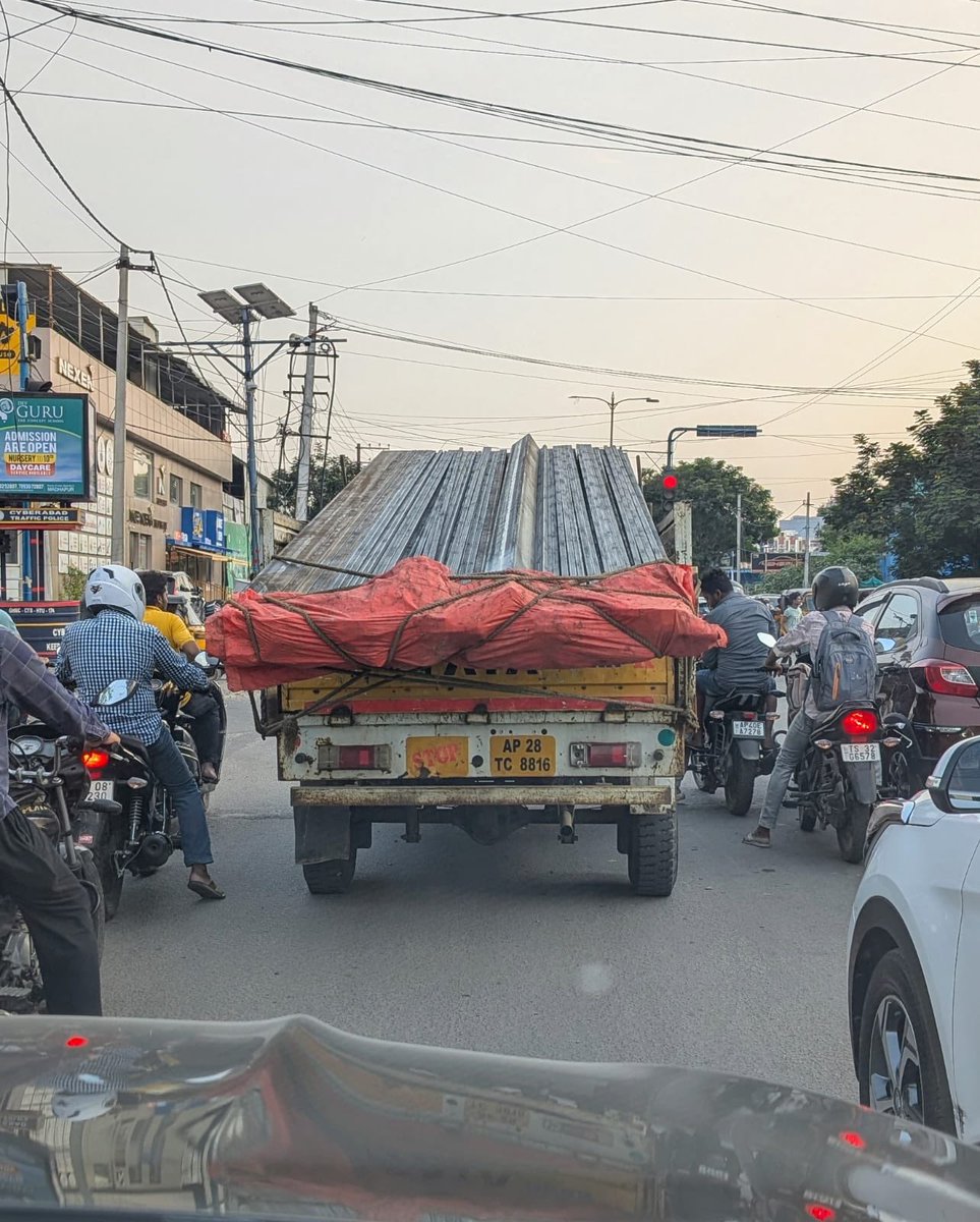 drragoori's tweet image. What if the rope snaps !! 🤯 Is this even allowed ! @hydcitypolice @CYBTRAFFIC @TelanganaCMO @CommissionrGHMC  Safety Norms !!! @HiHyderabad @the_hindu @TelanganaToday @XpressHyderabad @TOIHyderabad @Eenadu_Newspapr @abntelugutv @IndiaToday