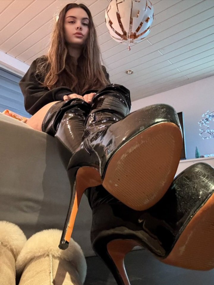 🍎Ou sont les pute🫦qu'ils veulent être à mes divine pieds👣de maîtresse🍎