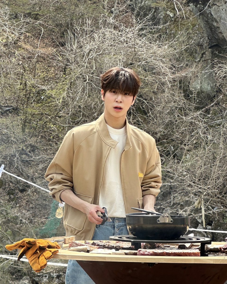 showpl_JDW's tweet photo. 봄 향기 가득한 캠핑장에서
맛있는 고기와 동원이가 준비한 쫀득쿠키까지!😋

편안하고 재밌었던 형들과의 토크로
잊지 못할 추억 하나가 적립 되었답니다💚

#정동원 #JEONGDONGWON
#채널A #절친토큐멘터리4인용식탁 https://t.co/aoxyiIVIU0