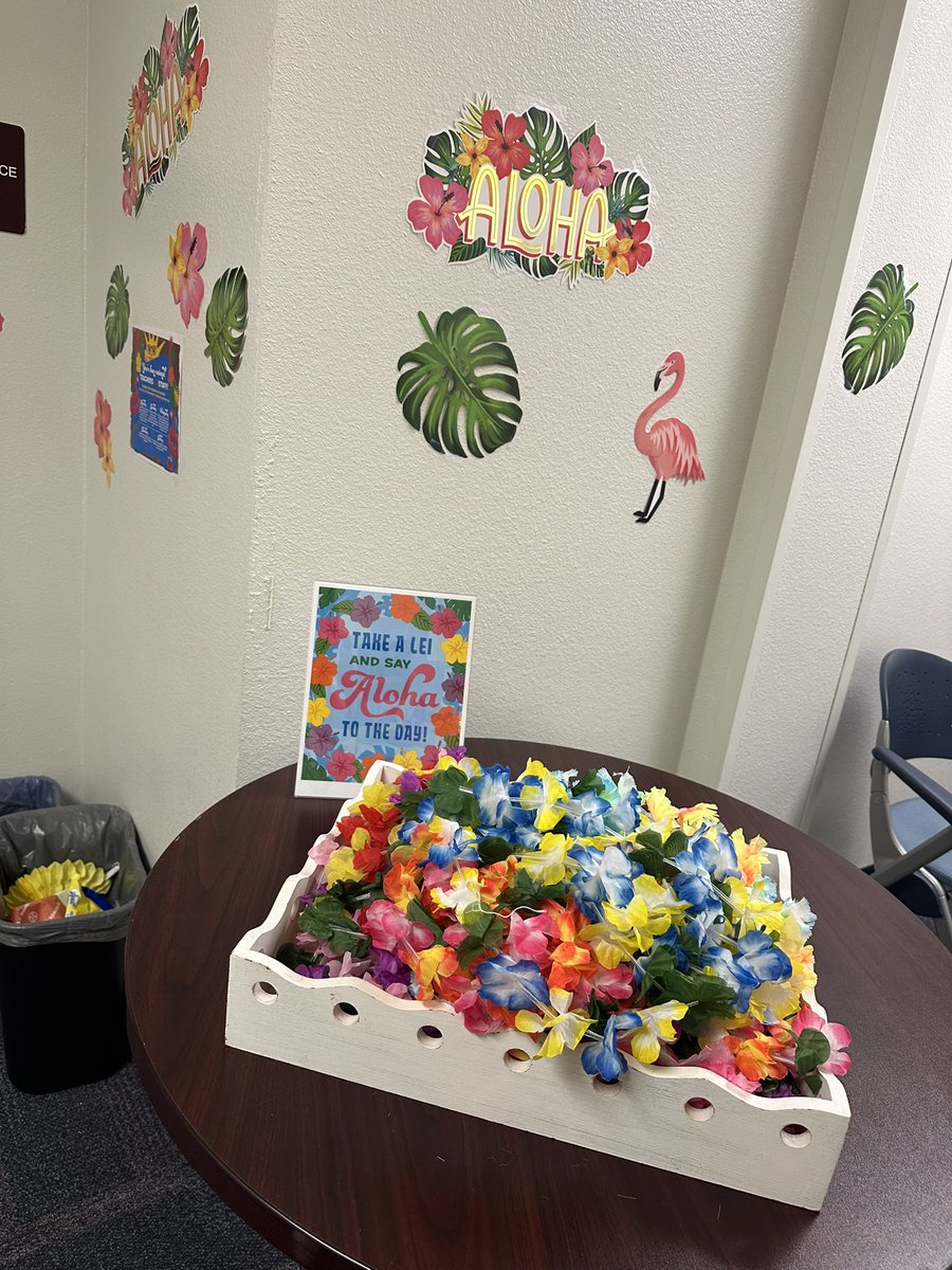 It’s my favorite week of school!  Time to spoil our hard-working teachers and staff 🌸✨
Day 1 is kicking off our Sunsational Week with an Acai Bowl Bar and pool drink floaties🍨🦩