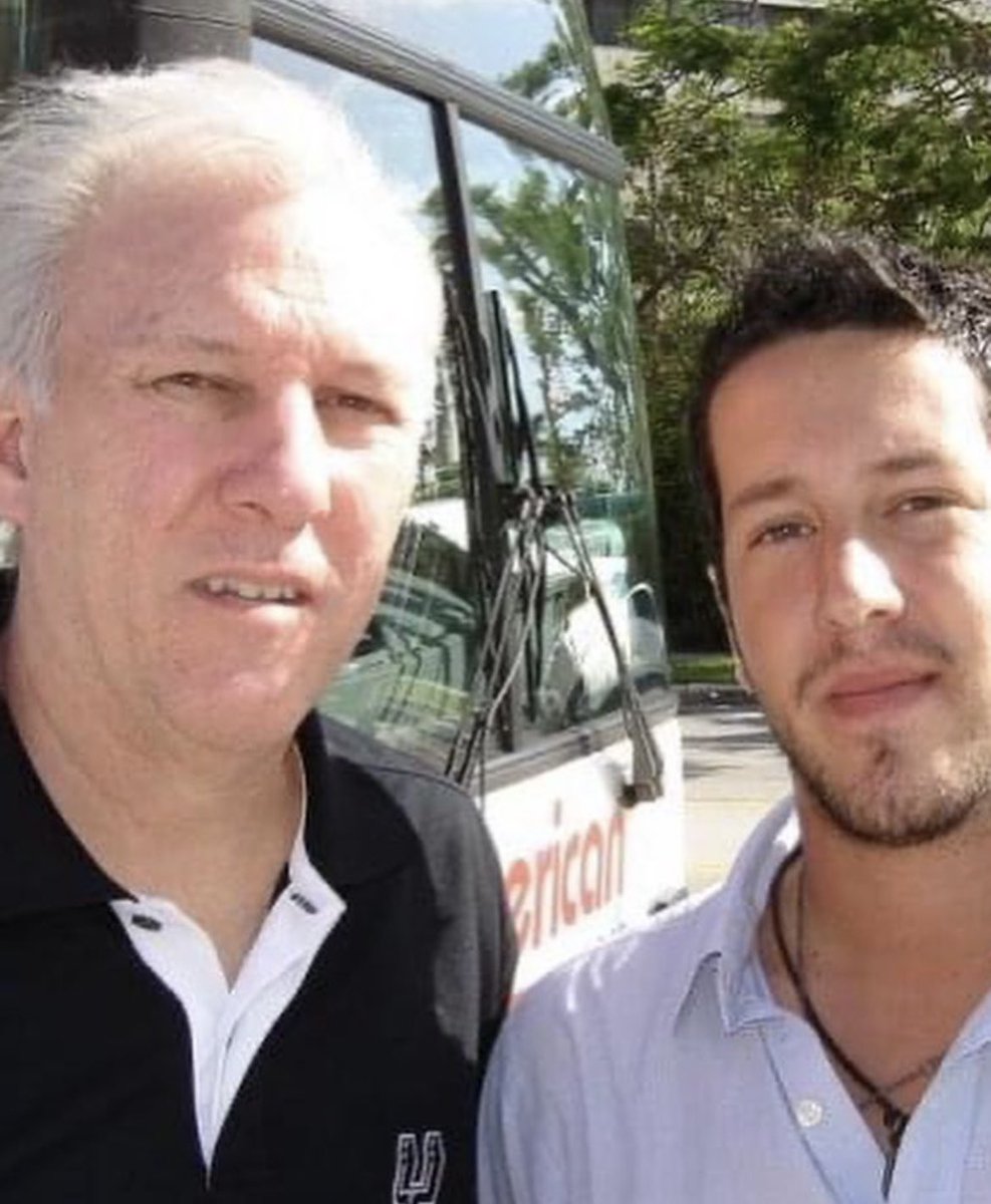 Después de décadas al mando, Popovich deja el banquillo de los Spurs, pero su legado trasciende títulos y estadísticas. Pop convirtió a San Antonio en una escuela de valores, de respeto y de cultura. Lo conocí en 2004. Su sencillez y calidez para hablar conmigo jamás lo olvidaré.