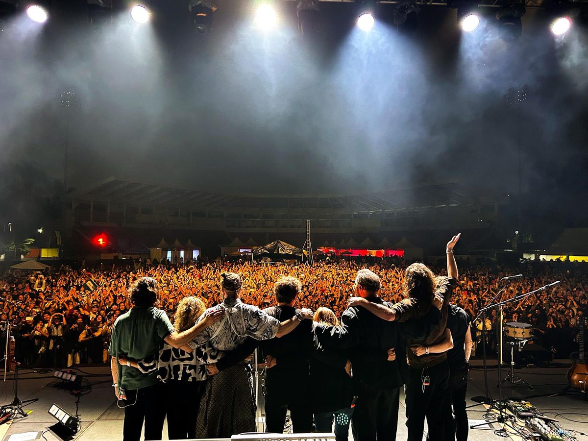 Mexico City – Thank you so much, what a crowd. Thank you for your generosity, warmth and noise, you blew us away! ❤

📷 images 1-3, 5-6 – David Barajas
Image 4 and video clip – Howard Jacobs