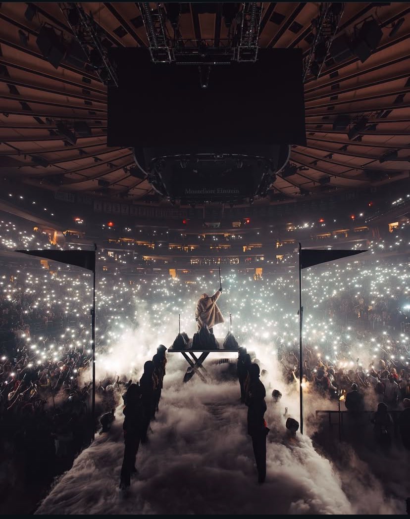 remaontourr's tweet photo. Rema made history on May 2, 2025—Youngest African Artist to sell out Madison Square Garden 🦇🔥
#RemaLiveAtMSG #HEISatMSG https://t.co/sWD7scZWPf